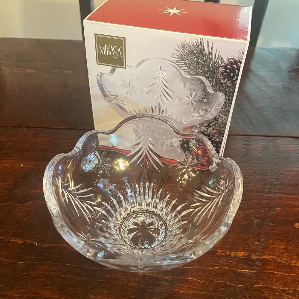 Mikasa Clear Glass Serving Bowl